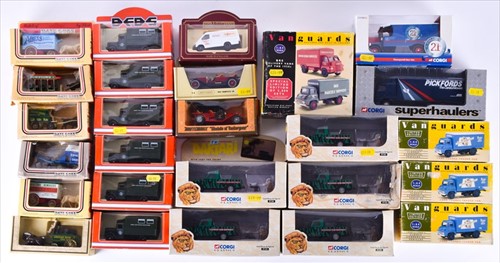 Lot 248 - A group of 5 Corgi 07104 Daktari Land Rover...