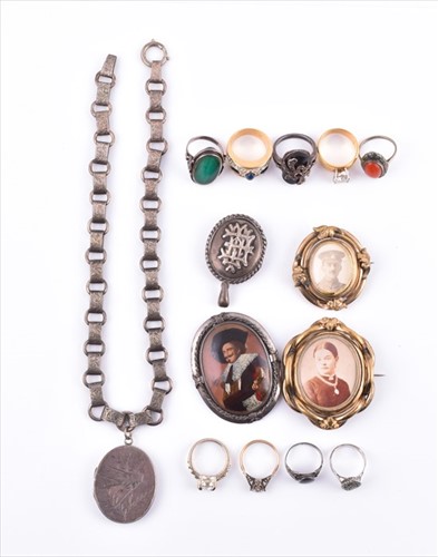 Lot 657 - A group of vintage jewellery items to include...