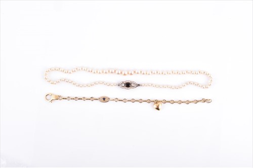 Lot 659 - A graduated cultured pearl necklace with...