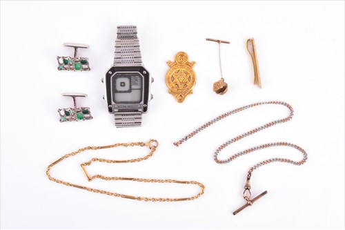 Lot 602 - A small group of jewellery items to include a...