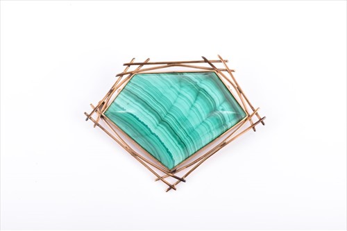 Lot 577 - A yellow metal and malachite gemstone brooch /...