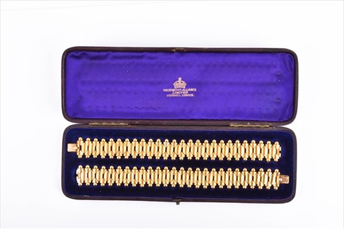 Lot 563 - A late 19th / early 20th century 15 carat gold...