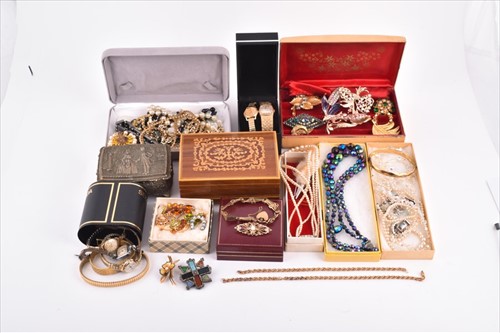 Lot 560 - A group of various jewellery items to include...