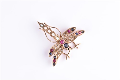 Lot 515 - A gem set gold dragonfly brooch set with...