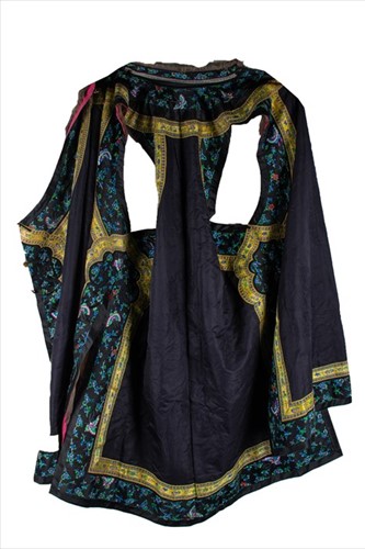 Lot 173 - A late 19th/ early 20th century Asian silk...