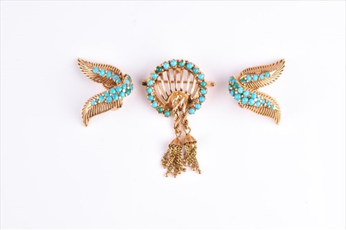 Lot 511 - A yellow metal and turquoise pendant / brooch...