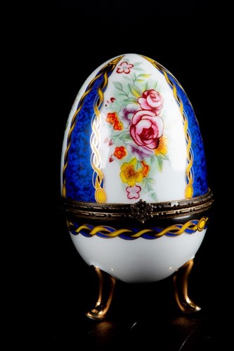 Lot 185 - A collection of eight porcelain egg trinket...