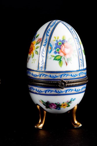 Lot 185 - A collection of eight porcelain egg trinket...