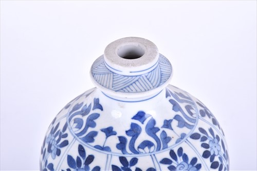 Lot 157 - A Chinese Kangxi period blue and white vase of...