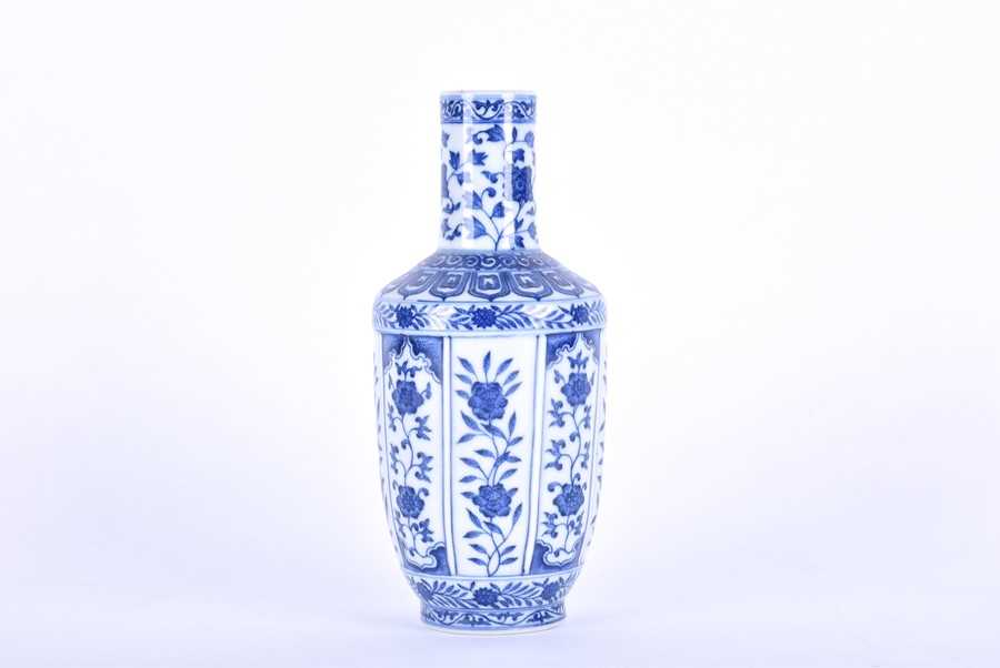 Lot 161 - A Chinese Qing dynasty blue and white small...