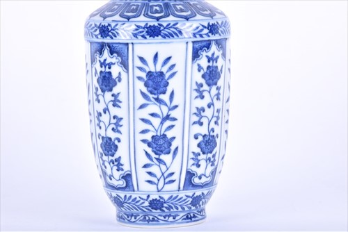 Lot 161 - A Chinese Qing dynasty blue and white small...
