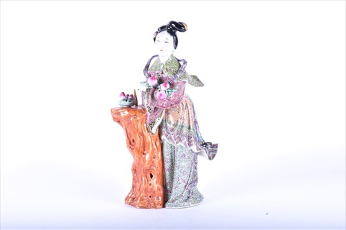 Lot 194 - A late Qing dynasty famille rose porcelain...