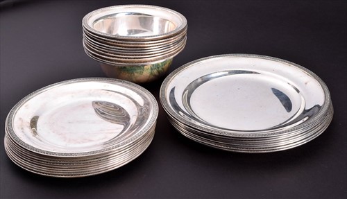 Lot 394 - A 20th century Italian silver set of bowls and...