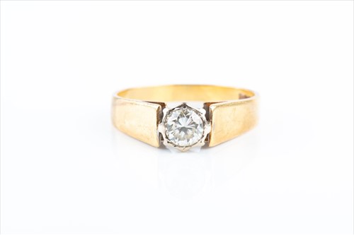 Lot 516 - An 18ct yellow gold and solitaire diamond ring...