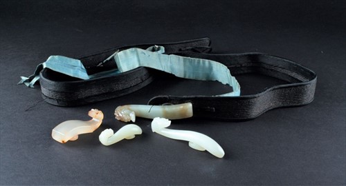 Lot 82 - A late 19th/early 20th century jade belt...