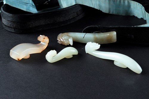 Lot 82 - A late 19th/early 20th century jade belt...