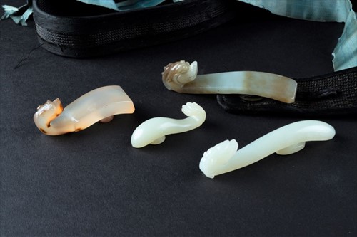 Lot 82 - A late 19th/early 20th century jade belt...