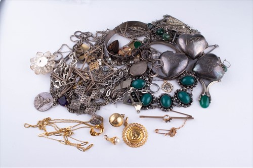 Lot 507 - A group of costume jewellery items to include...