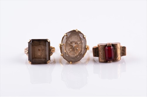 Lot 471 - A yellow metal and smokey quartz cocktail ring...