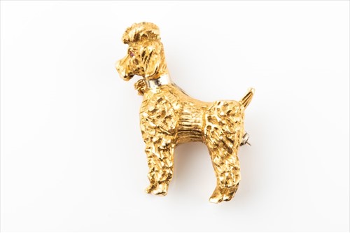 Lot 451 - An 18 carat gold brooch in the form of a...