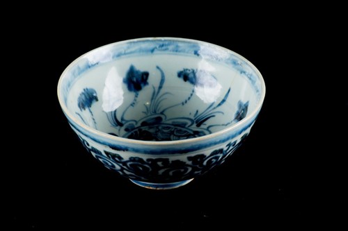 Lot 128 - A Chinese Ming dynasty blue and white...