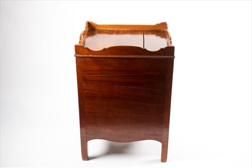 Lot 105 - A Georgian mahogany traytop nightstand/bedside...
