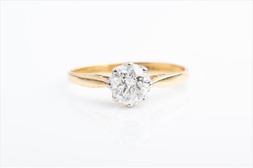 Lot 424 - An 18ct yellow gold and solitaire diamond ring...