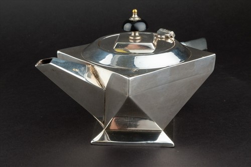 Lot 355 - A 20th century English silver teapot London...