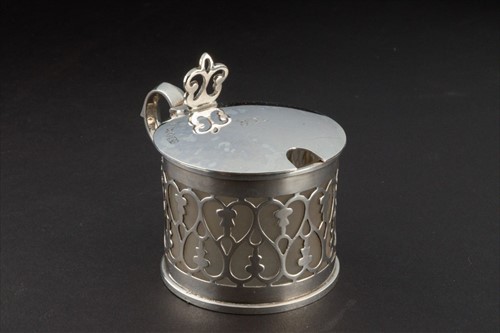 Lot 346 - A Victorian silver mustard pot Sheffield 1842,...