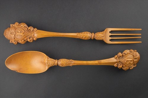 Lot 314 - A pair of Victorian boxwood salad servers...