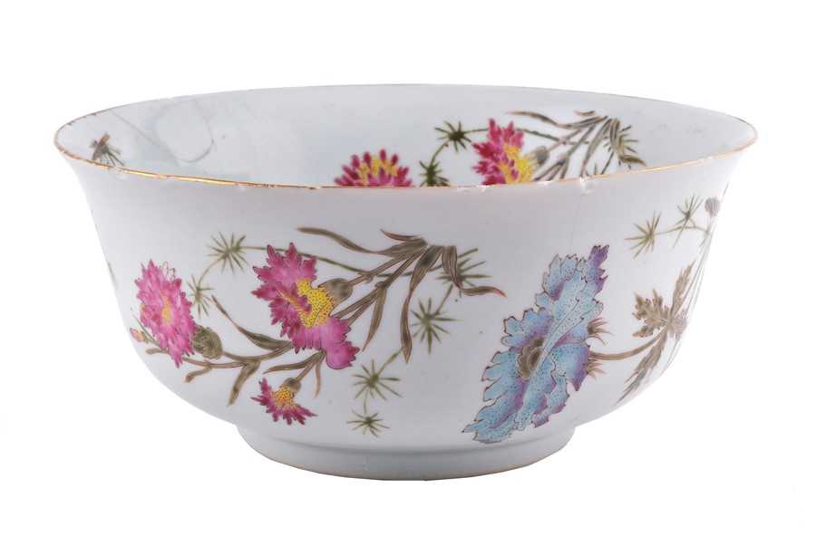 Lot 166 - A Chinese Qianlong period porcelain bowl of...