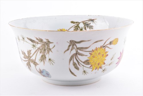Lot 166 - A Chinese Qianlong period porcelain bowl of...