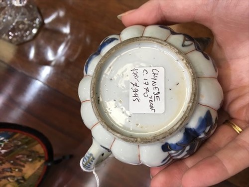 Lot 209 - A Chinese 18th century imari porcelain teapot...