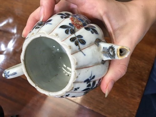 Lot 209 - A Chinese 18th century imari porcelain teapot...