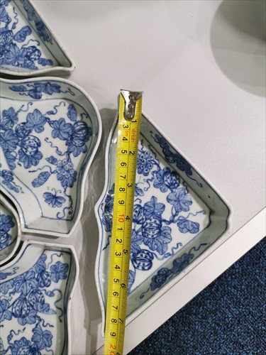 Lot 175 - A Chinese Qing dynasty blue and white...