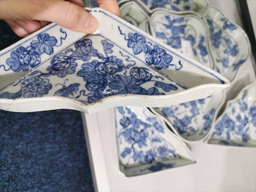 Lot 175 - A Chinese Qing dynasty blue and white...