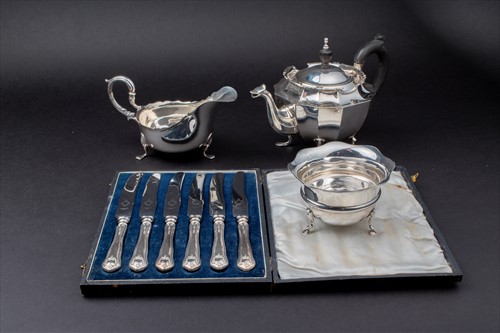 Lot 323 - An Edward VII silver teapot Birmingham 1904,...