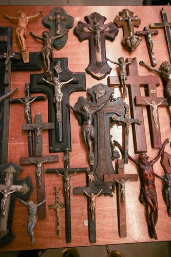 Lot 27 - A collection of small-sized antique crucifixes,...