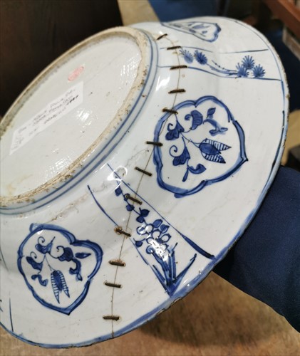 Lot 160 - A Chinese late Ming blue and white Kraak dish...