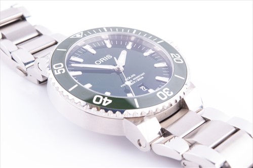Lot 304 - An Oris Aquis stainless steel automatic divers...