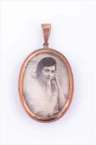 Lot 490 - A late 19th / early 20th century yellow metal...