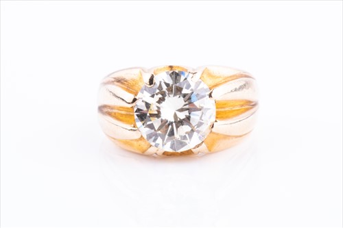 Lot 358 - An impressive solitaire diamond ring set with...