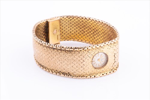 Lot 296 - A 9ct yellow gold ladies bracelet watch the...