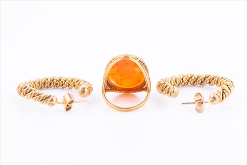 Lot 389 - A yellow metal and carved carnelian ring...