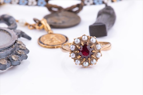 Lot 394 - A 9ct yellow gold, garnet, and pearl cluster...