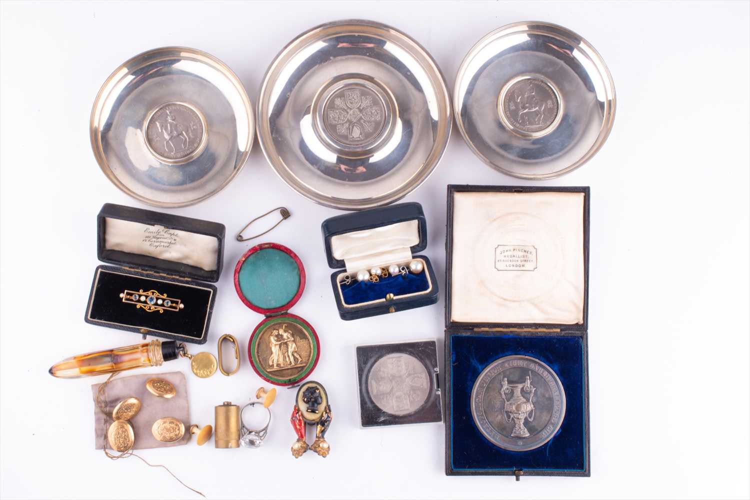 Lot 399 - A group of various jewellery and other items...