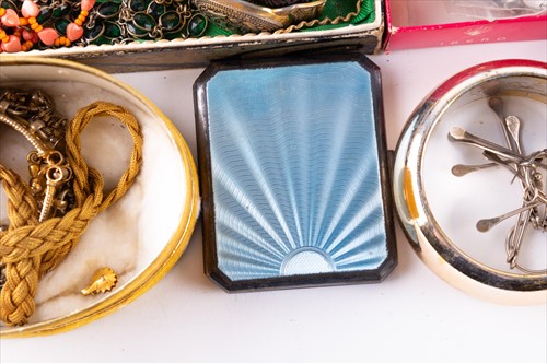 Lot 357 - A large collection of costume jewellery to...