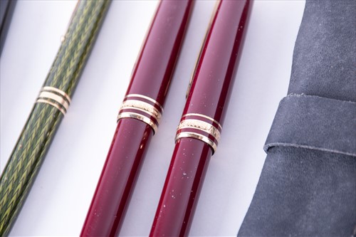 Lot 308 - A collection of pens to include a Sheaffer PFM...