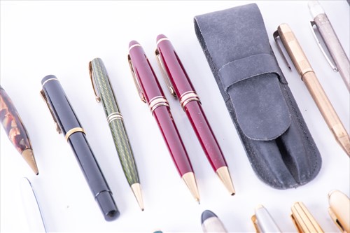 Lot 308 - A collection of pens to include a Sheaffer PFM...