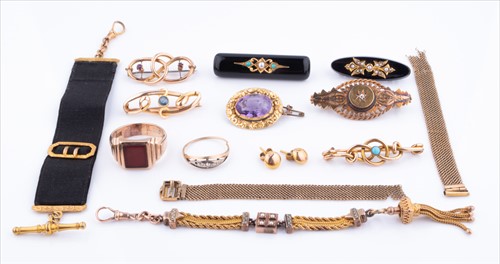 Lot 557 - A quantity of jewellery comprising a gold and...